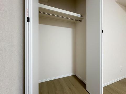 たっぷり収納できるワイドなクローゼット。ハンガーパイプと枕棚付きで、衣類から小物までスッキリ整頓。