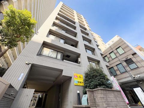 都会的で洗練されたタイル貼りの外観。周辺は利便性と落ち着きが共存する、暮らしやすい住環境です。