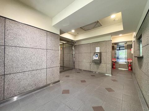 石貼り調の壁面が高級感を醸し出すエントランス。オートロック完備でセキュリティ面も安心です。