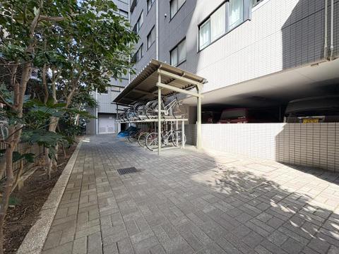 敷地内には屋根付きの駐輪場を完備。雨の日でも大切な自転車が濡れにくく、管理体制の良さが伺えます。