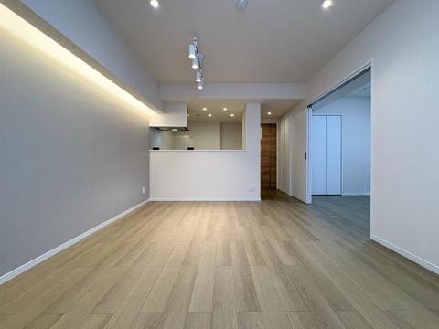 約13.2帖の広々リビング。間接照明が優しく包み込むモダンな内装で、家族の団らんを格上げします。