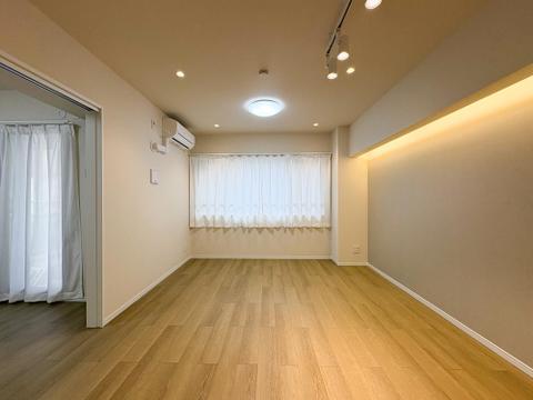 ダウンライトと間接照明が彩る広々リビング。家具配置もしやすく、家族でゆったり寛げる設計です。