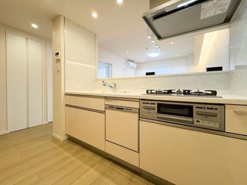 会話が弾むカウンターキッチン。食洗機・3口コンロ完備で、毎日の家事がスマートにこなせる最新設備です。