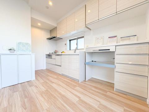 木目調の美しいシステムキッチンは、洗練されたデザインで毎日の料理を楽しく演出します。充実した収納と広々とした調理スペースで、家族みんなで料理を囲む時間がもっと豊かになります。