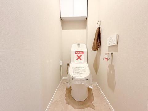 清潔感あふれるトイレは、温水洗浄便座付きで快適な使い心地。上部の収納棚でトイレットペーパーなどもすっきり収納でき、家族みんなが気持ちよく利用できる衛生的な空間です。