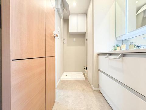 広々とした洗面所は、忙しい朝の身支度もスムーズに。豊富な収納でタオルや洗剤もすっきり片付き、家事効率もアップします。