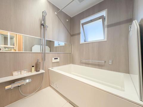 明るい窓から光が差し込む、開放感のある浴室です。ゆったりとした浴槽で、お子様との楽しいバスタイムを過ごし、一日の疲れを癒してください。