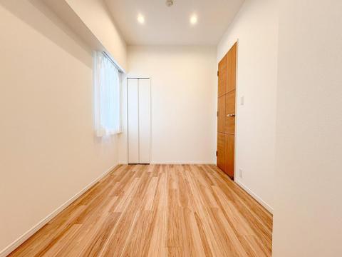 明るい陽光が差し込む洋室は、お子様の成長に合わせて様々に活用できる自由な空間。木の温もりを感じるフローリングが心地よいです。