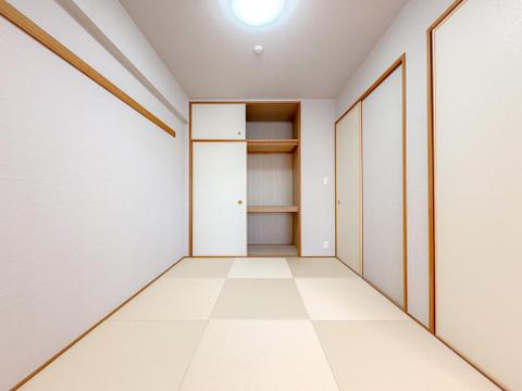 柔らかな畳の感触が心地よい和室は、お子様の遊び場や家族のくつろぎ空間に最適です。豊富な収納で、お部屋もすっきり片付きます。