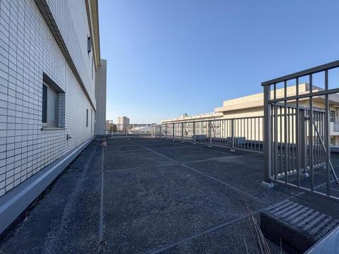 広々とした屋上空間で、澄み切った青空を独り占め。家族で過ごす休日のひとときや、お子様の遊び場としても活用できます。