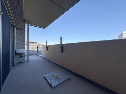 広々としたバルコニーで、家族の洗濯物もたっぷり干せます。青空の下、お子様と外遊びを楽しんだり、ガーデニングで四季を感じるのも良いですね。