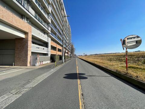 青空が広がる開放的な立地。広々とした道路に面したマンション外観は、お子様との散歩や日々の移動もスムーズです。