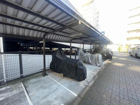 雨の日も安心、屋根付きの駐車場を完備。大切なバイクや自転車を雨風から守り、家族の安心な毎日をサポートします。