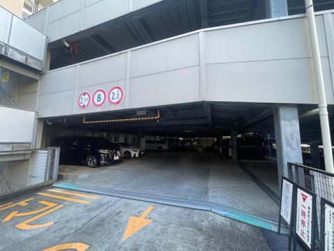 広々とした駐車場は、雨の日のお子様の乗り降りもスムーズ。高さ・幅制限も明記され、安心してお車をご利用いただけます。