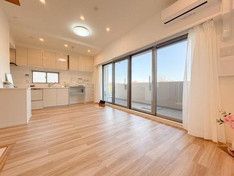 大きな窓から光が降り注ぐ、明るく開放的なキッチン。家族の成長を見守りながら、美味しい料理と楽しい会話で、かけがえのない毎日を彩ります。