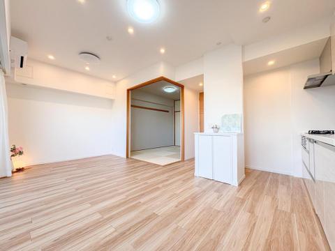 陽光が降り注ぐ明るく開放的なリビングは、お子様の成長を見守る家族の拠点。隣の和室と合わせて広々使え、多様なライフスタイルに対応します。