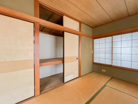 大きな収納がついておりますので、ご来客様用のお布団や季節物の収納に重宝しますね。