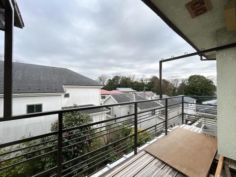 南向きのバルコニーは広々としておりますので、洗濯物を沢山干すことが出来ますね