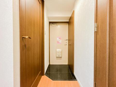 ゲストを招き、家族を迎える玄関は、ディスプレイや照明にこだわってみてはいかがでしょうか