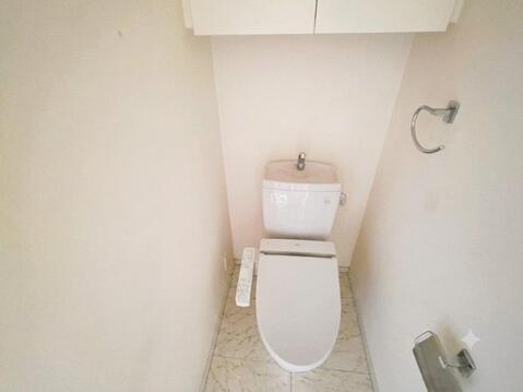 温水洗浄便座付きのトイレです。上部には収納スペースを備えており、トイレットペーパーや掃除用品もすっきり整理できます。シンプルで使いやすく、毎日快適にお使いいただける空間です。