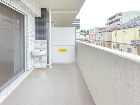 南向きバルコニーは奥行きがあり、洗濯物やお布団もゆったり干せる広さを確保しています。スロップシンクを備えているため、お掃除やガーデニング用品の手入れにも便利で、日常使いしやすい空間です。