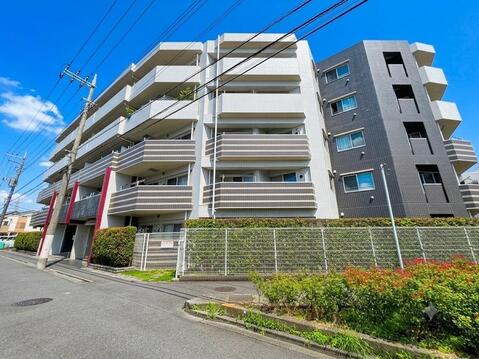 2006年築のマンションです。落ち着いた街並みに調和する外観が印象的で、オートロックや宅配ボックスを備えています。2沿線3駅利用可能で、教育施設や買物施設も徒歩圏に揃う住環境です。