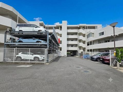 機械式駐車場と平置駐車場を備えたマンションです。敷地内は整然と管理されており、共用部の管理状態の良さもうかがえます。2006年築ならではの落ち着いた佇まいが印象的なレジデンスです。