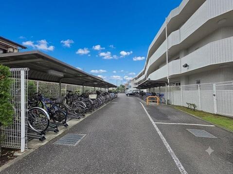 屋根付きの駐輪場が設けられており、大切な自転車を雨風から守ることができます。敷地内はゆとりある配置となっており、日々の出し入れもスムーズです。管理の行き届いた共用部からも良好な管理体制がうかがえます。
