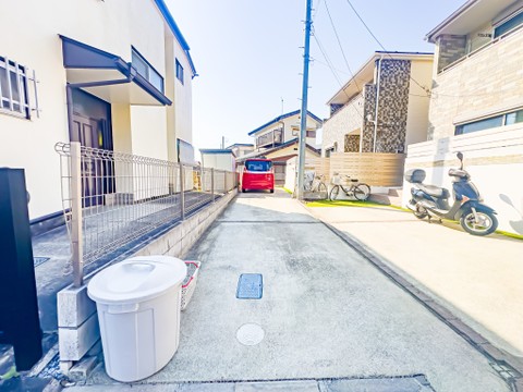 敷地内に物置を3ヶ所設置。収納力に優れております。2026/3/21撮影