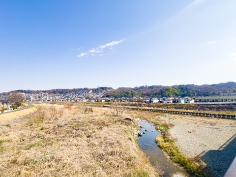 物件周辺には浅川が流れており、豊かな自然と触れ合える周辺環境でございます。2026/3/21撮影