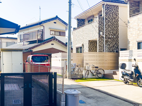 敷地面積約162.10㎡、建物面積約100.19㎡。全室5帖以上のゆとりの広さの3LDKでございます。電動シャッターを採用。2026/3/21撮影