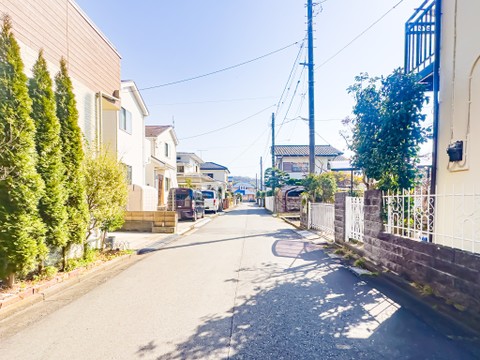 閑静な住宅地に位置し、前面道路は車通りが少ない点も◎穏やかな新生活をお送りいただけます。2026/3/21撮影