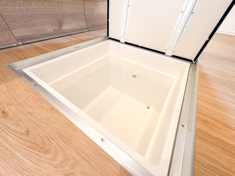 光を遮り温度変化が少ない床下の特性を活かし缶詰や飲料、備蓄品の長期保存に最適。普段使わない季節の道具もまとめてしまえて、スペースを有効活用できます。