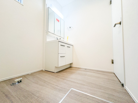 鏡の裏側がまるごと収納スペースになっており、生活感が出やすい基礎化粧品や歯ブラシをスッキリ隠せます。洗面台周りを常に清潔でストレスフリーな空間に保てます。