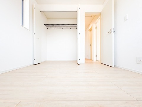 白とナチュラルウッドの洗練された内装が魅力のシンプルモダンな洋室。どんな家具とも相性が良く、自分好みのインテリアコーディネートを自由に楽しめます。新生活を明るい気分でスタートできる一部屋。