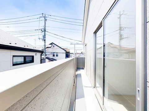 心地よい光がたっぷり降り注ぐ、陽当たり抜群のバルコニー。T字型の物干し金物が完備されており、毎日の洗濯物や家族分の布団干しもカラッと快適に仕上がります。青空を身近に感じられる開放的な屋外空間。