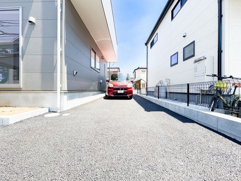 奥行きにゆとりを持たせた、出し入れしやすい敷地内スペース。お写真のように車を停めても手前に十分な空間があり、自転車置き場やバイクスペースとしてもマルチに活用可能です。マルチに使える便利な屋外空間。