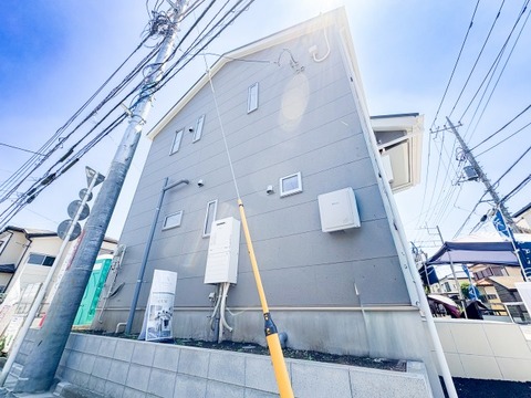 豊かな自然光をいっぱいに採り込める、抜群の採光性を誇る配棟計画。前面のスペースにもゆとりがあり、圧迫感のない爽やかな暮らしを叶えます。毎日の帰宅時にほっと安心できる、明るく開放的な周辺環境です。