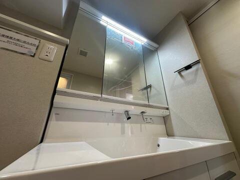 三面鏡付き洗面化粧台を新規交換。収納力も豊富で、朝の身支度やスキンケア用品もすっきり整理できる快適空間です。