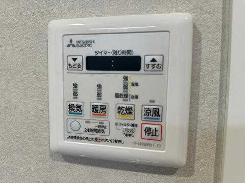 浴室換気乾燥暖房機を搭載し、雨の日の室内干しや冬場の入浴時にも活躍。暮らしの快適性を高める便利な設備仕様です。