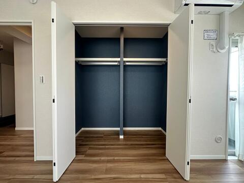 ワイドなクローゼットを備えた洋室。衣類や季節物もしっかり収納できるため、住空間をすっきりと保ちながら暮らせます。
