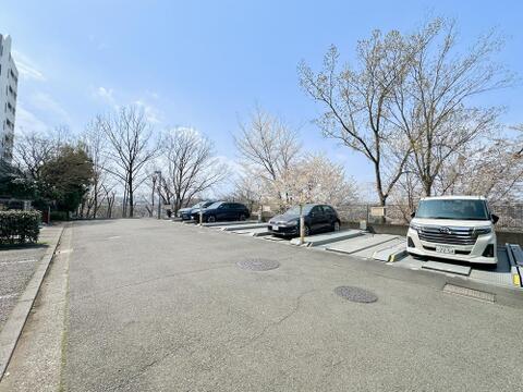 敷地内駐車場を備えたビッグコミュニティ。緑に囲まれた穏やかな住環境と、ゆとりある敷地計画が魅力のマンションです。