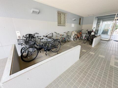 屋根付きの駐輪スペースを確保しており、大切な自転車も雨風から守れます。共用部は清潔感があり、小さなお子様との移動や毎日の通勤・通学も快適です。