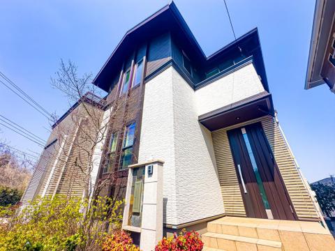 現地はシフォンの丘分譲地内です。小中学校が徒歩約10分圏内でお子様の通学に負担の少ない距離です。スーパーやドラッグストアも近く、ご家族で暮らしやすい住環境です。2026/3/29撮影