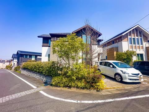 カースペースを2 台分ご用意しております(車種による)。お仕事用とプライベート用とを使い分けることができます。車通りが少なく、車庫入れがスムーズに行えます。2026/3/29撮影