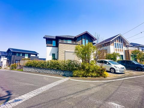 人気の角地物件です。日当たり・通風が良好でございます。広がりのある前面道路は、車通りが少なく静かな暮らしを守ってくれます。2026/3/29撮影
