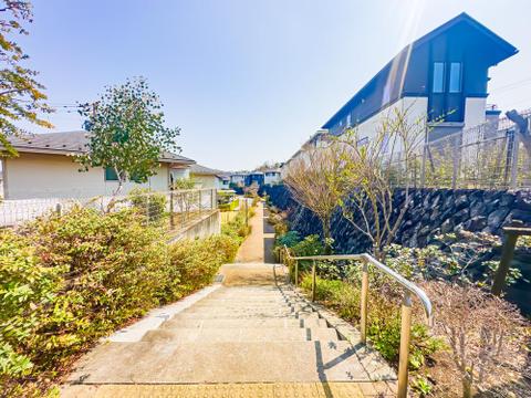 豊かな自然と調和した、ベッドタウンならではの穏やかなエリアです。現地は閑静な住宅地に位置します。2026/3/29撮影