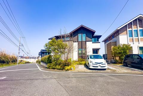敷地面積約262.38平米、建物面積約107.64平米の大型4LDKの邸宅。ご家族1人1人がゆとりの新生活をお送りいただけます。2026/3/29撮影