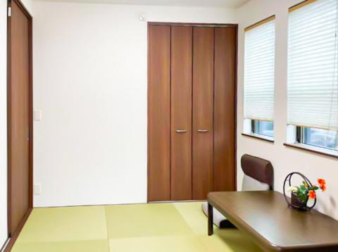 1歩足を踏み入れると畳ならではの香りを楽しめる約4.5帖の和室。客間にもキッズスペースにもなり、冬はコタツでくつろげる安息の居住空間です。収納もご用意しております。