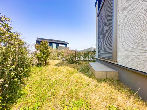 野外用家具をレイアウトしたり、ガーデニングや家庭菜園をしたり、夏は子供用のプールを置いたりと多目的にお楽しみ頂ける、憧れのお庭付きです。2026/3/29撮影